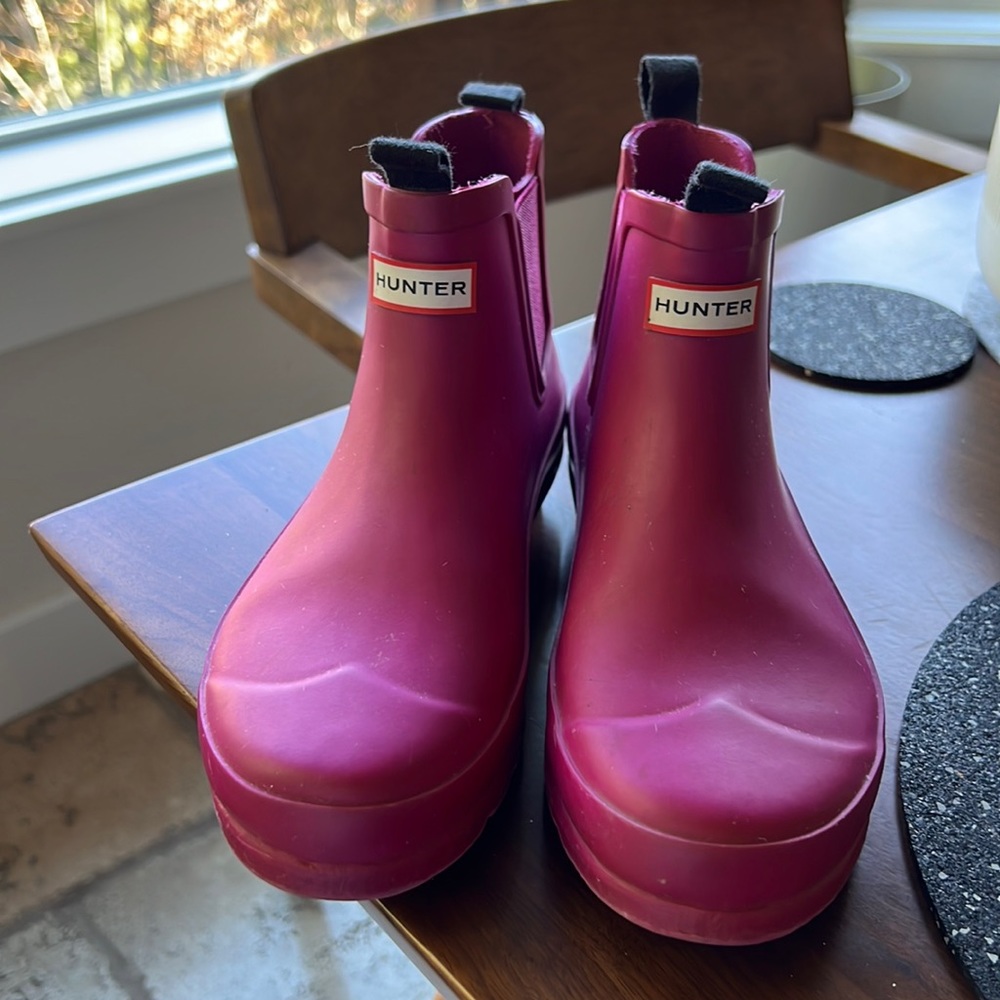 HUNTER Original fuschia ankle boots Youth Size 3. Excellent used condition.